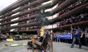 Università di Manila, il dolore e la rabbia degli studenti